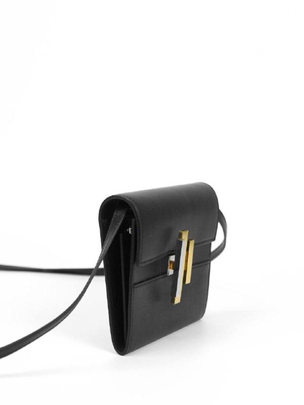 Сумка‑кошелёк женская Hermès Cinhetic To Go Mini чёрная (натуральная кожа) — вид сбоку