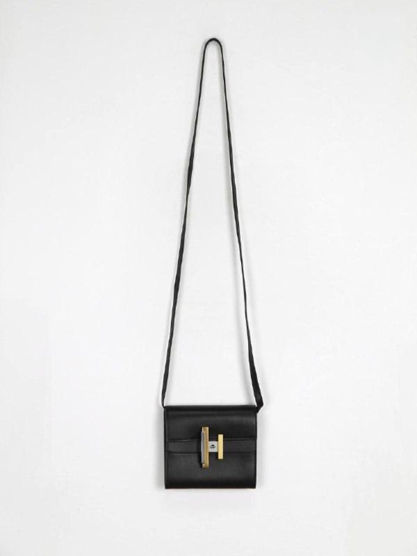 Сумка‑кошелёк женская Hermès Cinhetic To Go Mini чёрная (натуральная кожа) — вид спереди и ремень