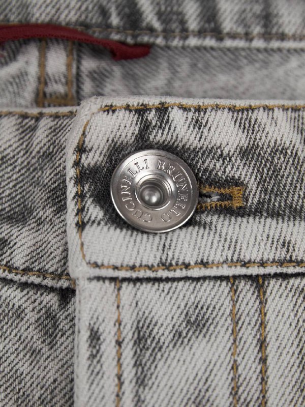 Мужские джинсы Brunello Cucinelli серые Traditional Fit хлопок — фирменная металлическая пуговица