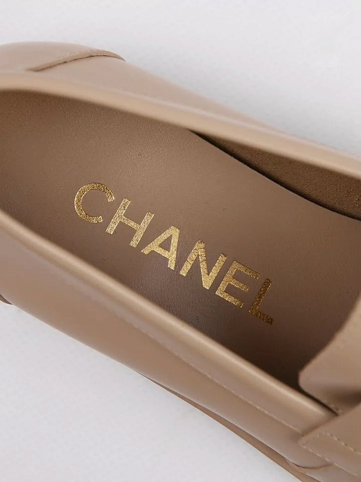 Женские лоферы Chanel бежевые с белыми вставками, кожа — фирменная стелька chanel