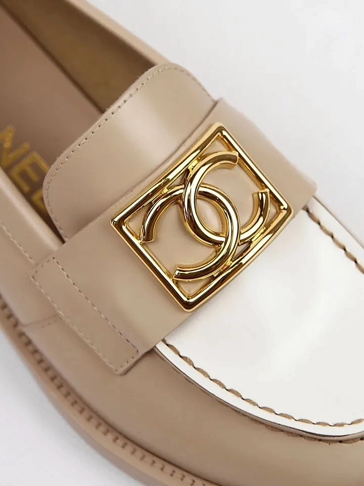 Женские лоферы Chanel бежевые с белыми вставками, кожа — фирменный логотип chanel