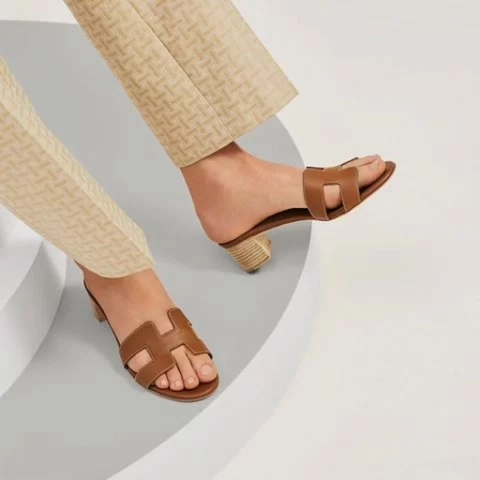 Босоножки женские Hermes Oasis коричневые кожаные с культовым вырезом H Hermes фото 9