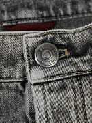 Мужские джинсы Brunello Cucinelli Iconic Fit серый деним — фирменная металлическая пуговица