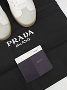 Мужские кеды Prada бело-серые замша-кожа — фирменный пыльник Prada