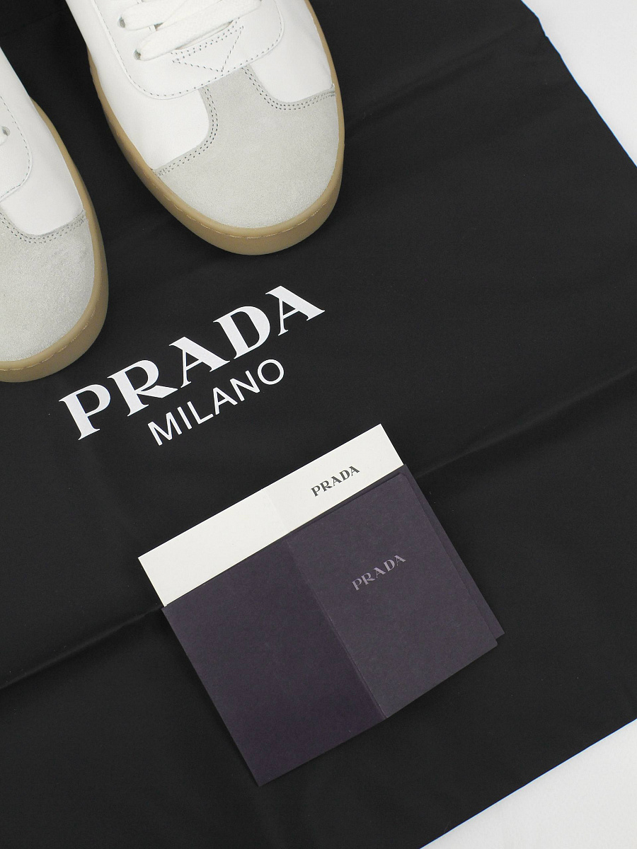 Мужские кеды Prada бело-серые замша-кожа — фирменный пыльник Prada