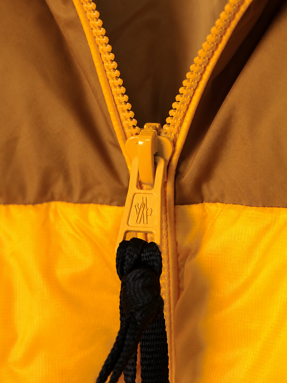 Мужской пуховик с капюшоном Moncler Genius & LeBrone James желтый c коричневым Moncler фото 4