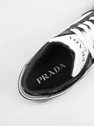Мужские кроссовки Prada чёрно‑белые лаковые — фирменная стелька Prada