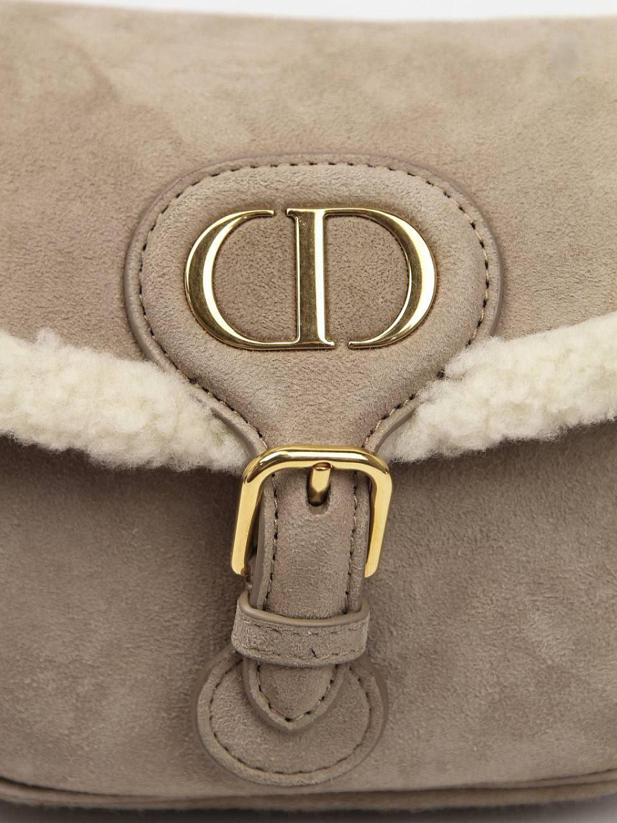 Женская сумка Dior Bobby из замши и овчины, бежевого цвета — фирменный логотип