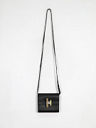 Сумка‑кошелёк женская Hermès Cinhetic To Go Mini чёрная (натуральная кожа) — вид спереди и ремень