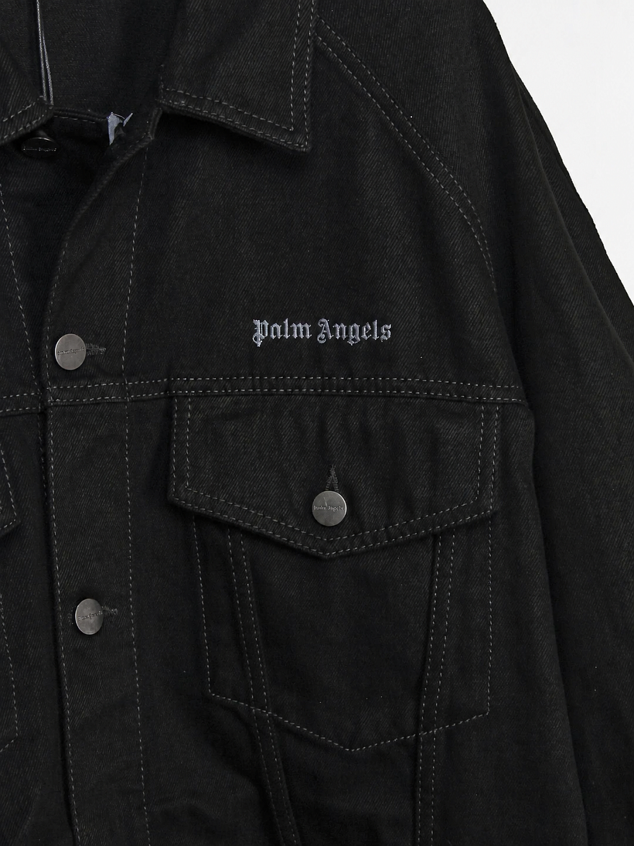 Мужская удлиненная джинсовая куртка Palm Angels черная, хлопок — вид спереди и нагрудный карман