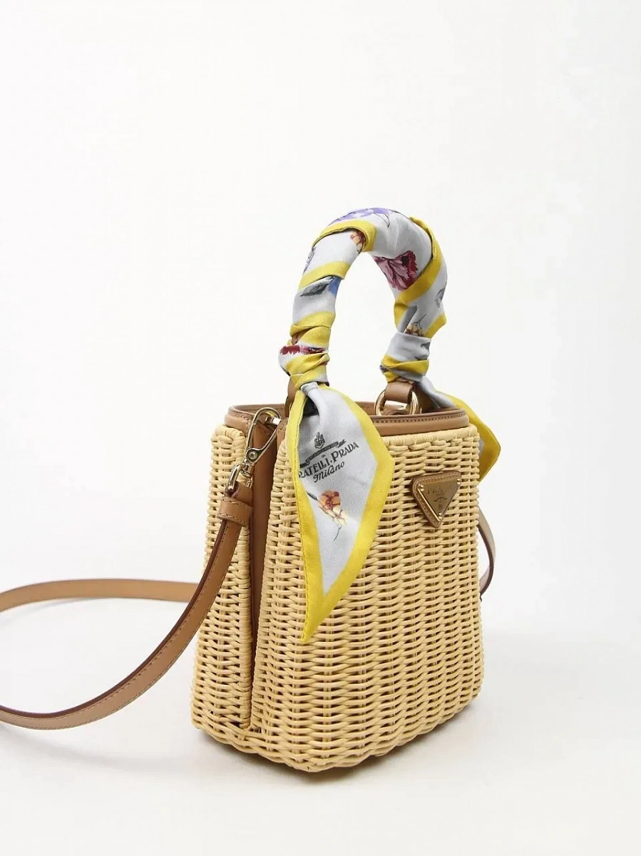 Женская сумка-тоут Prada Panier Mini из соломы и кожи — вид сбоку