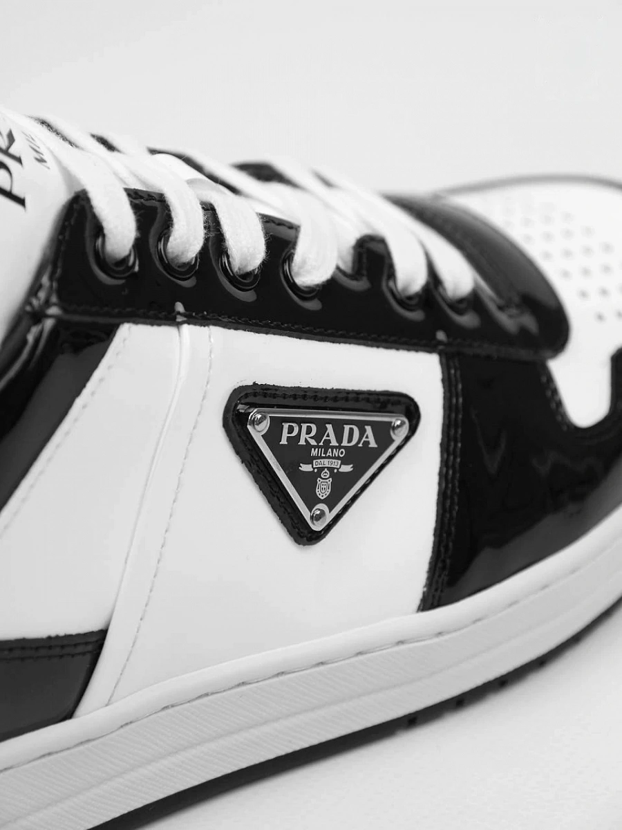 Мужские кроссовки Prada чёрно‑белые лаковые — Prada логотип