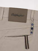 Мужские брюки чинос Portofino Jeans бежевые — вид сзади и фирменный патч