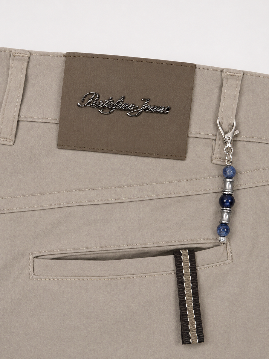 Мужские брюки чинос Portofino Jeans бежевые — вид сзади и фирменный патч