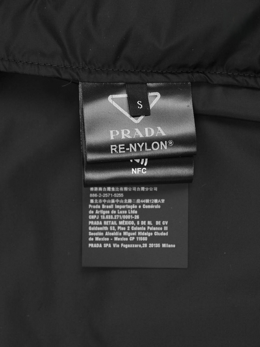 Мужская ветровка Prada Re‑Nylon черная с белыми вставками — внутренняя маркировка Prada Re-Nylon