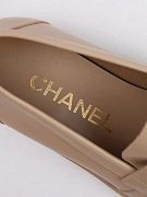 Женские лоферы Chanel бежевые с белыми вставками, кожа — фирменная стелька chanel