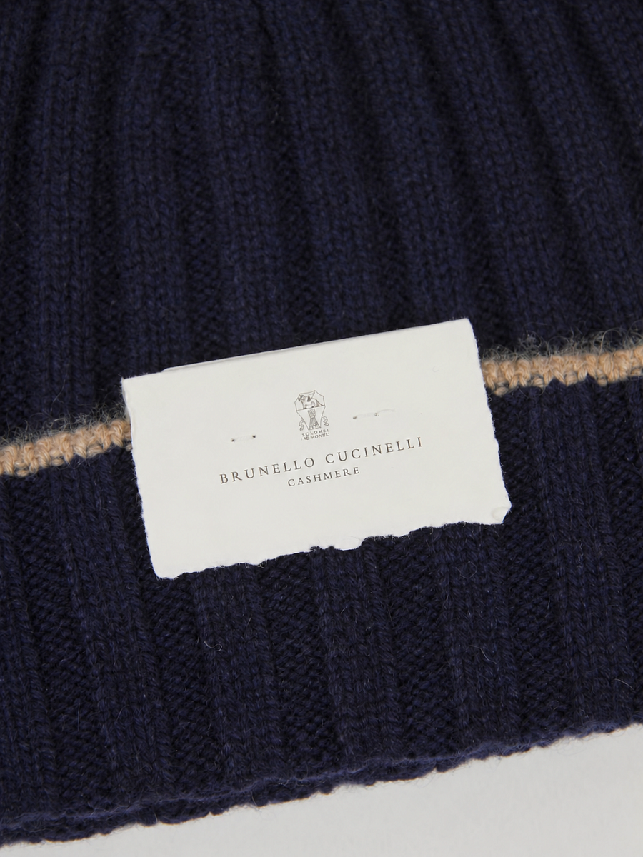 Мужская шапка Brunello Cucinelli  с отворотом темно-синяя, кашемир — декоративная отделка и фирменная бирка