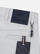 Мужские брюки чинос Portofino Jeans светло-серые — фирменный патч