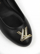 Балетки женские Louis Vuitton Nina чёрные кожаные с золотистым логотипом — фирменный логотип LV