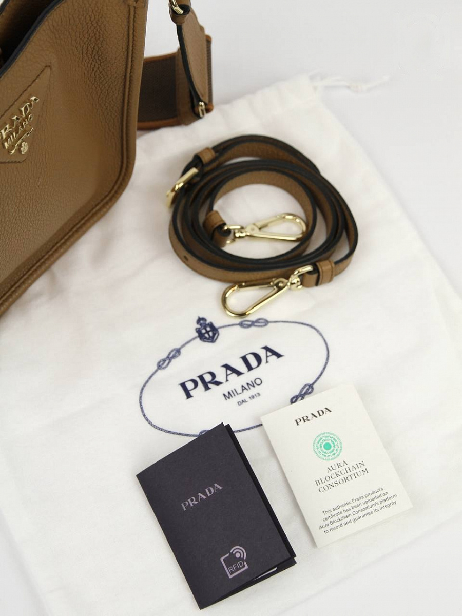 Сумка женская Prada Mini Shoulder Bag карамельная кожаная — фирменный пыльник Prada