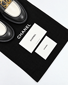 Женские лоферы Chanel темно-серые с белыми вставками, кожа — фирменный пыльник chanel
