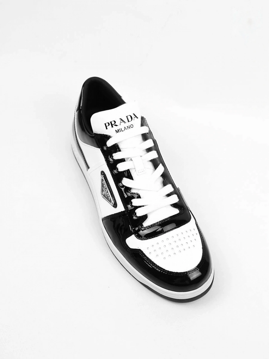 Мужские кроссовки Prada чёрно‑белые лаковые — вид сверху
