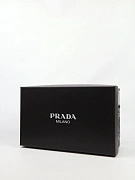 Мужские кроссовки Prada чёрно‑белые лаковые — фирменная коробка Prada