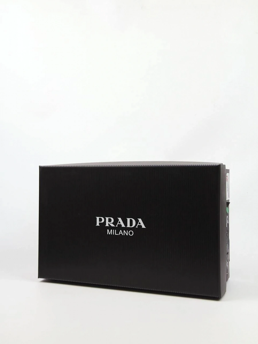 Мужские кроссовки Prada чёрно‑белые лаковые — фирменная коробка Prada