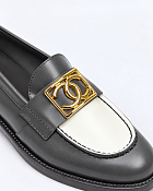 Женские лоферы Chanel темно-серые с белыми вставками, кожа — мыс