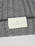 Мужская шапка Brunello Cucinelli серая, кашемир — декоративная отделка и фирменная бирка