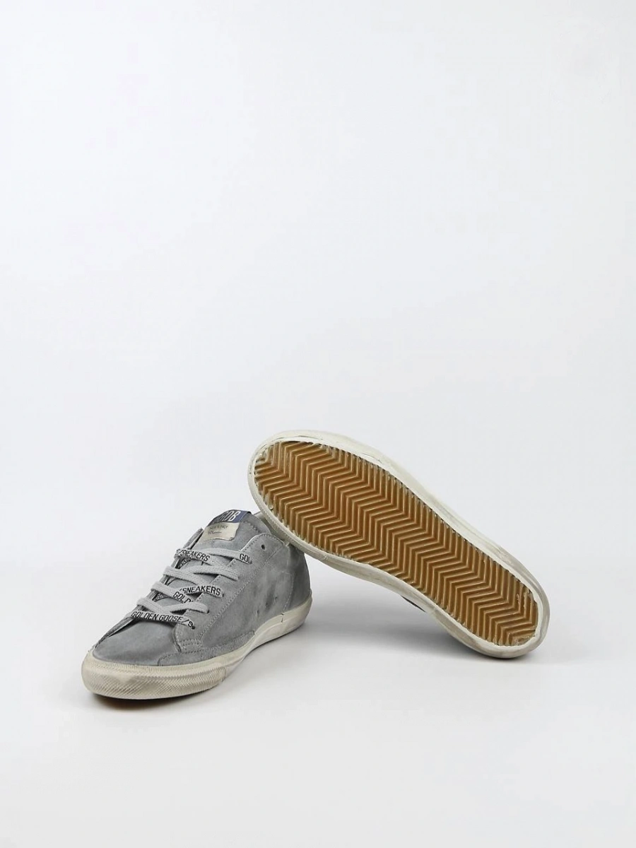 Кеды женские Golden Goose Super‑Star серо‑голубые замшевые с красной звездой — пара кроссовок и подошва