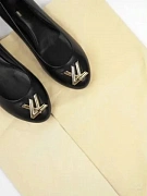 Балетки женские Louis Vuitton Nina чёрные кожаные с золотистым логотипом — фирменный пыльник Louis Vuitton