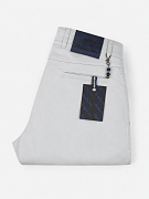 Мужские брюки чинос Portofino Jeans светло-серые — вид сзади и фирменный патч