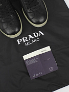 Мужские кожаные кеды Prada черные — фирменный пыльник Prada