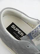 Кеды женские Golden Goose Super‑Star серо‑голубые замшевые с красной звездой — стелька с логотипом Golden Goose