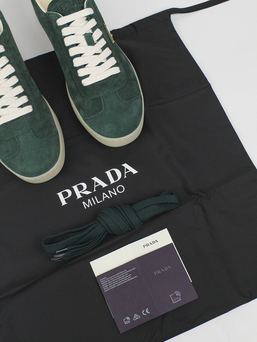 Мужские замшевые кеды Prada зеленые — фирменный пыльник Prada