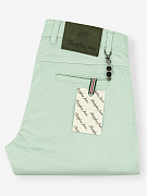 Мужские брюки чинос Portofino Jeans мятные — вид сзади и фирменный патч