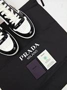 Мужские кроссовки Prada чёрно‑белые лаковые — фирменный пыльник Prada