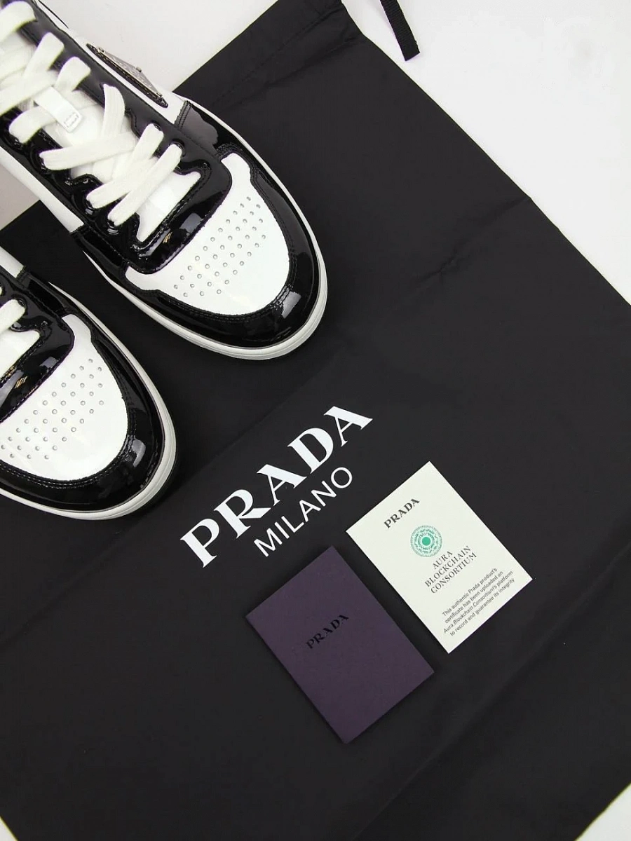 Мужские кроссовки Prada чёрно‑белые лаковые — фирменный пыльник Prada
