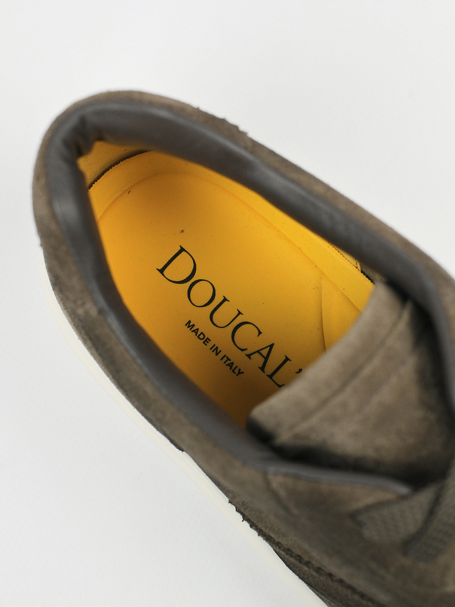 Мужские замшевые кеды Doucal’s коричневые — стелька с логотипом Doucal's