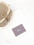 Женская сумка Dior Bobby из замши и овчины, бежевого цвета — фирменный пыльник  Dior