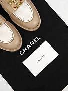 Женские лоферы Chanel бежевые с белыми вставками, кожа — фирменный пыльник chanel