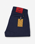 Мужские брюки чинос Portofino Jeans темно-синие — вид сзади и фирменный патч