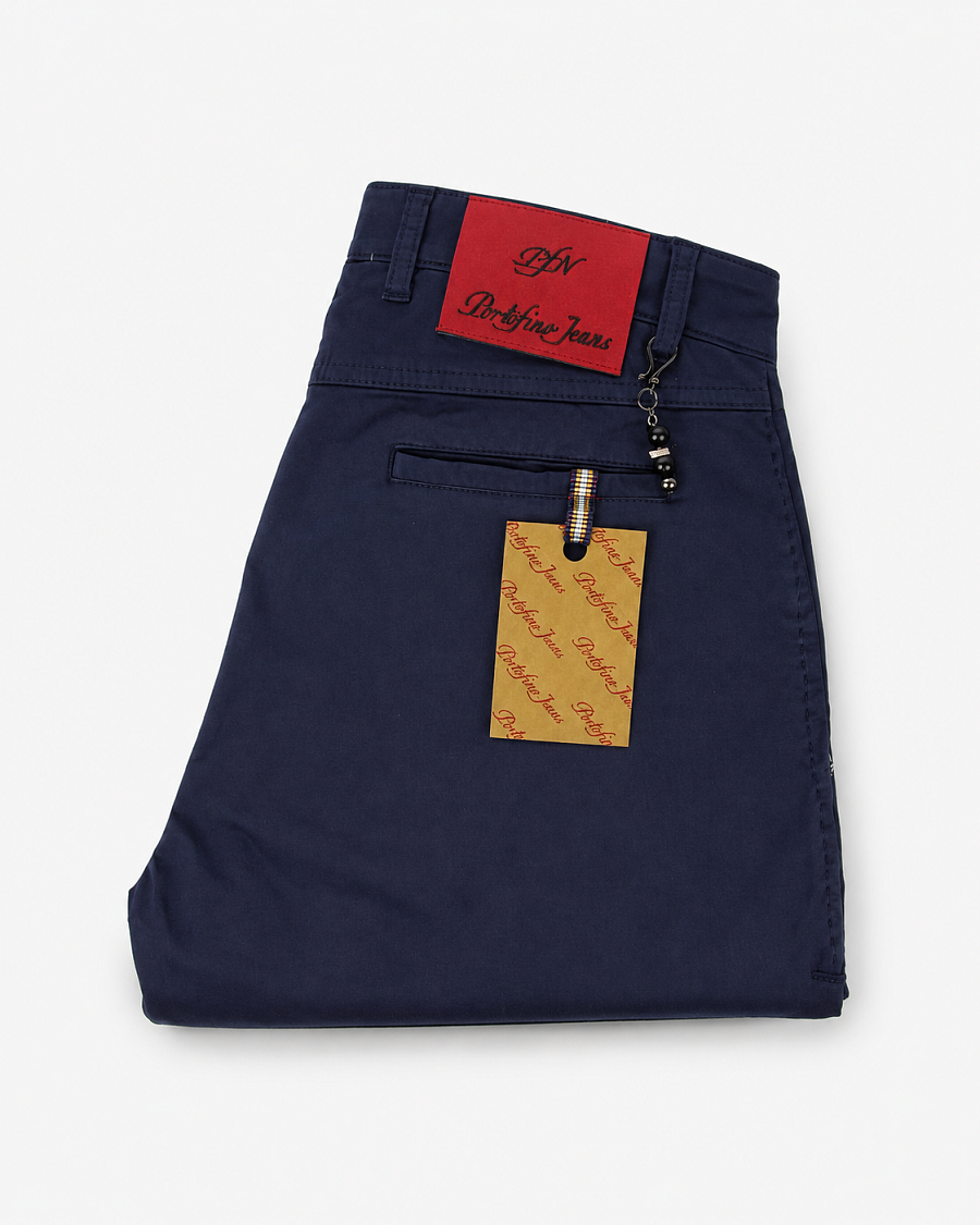 Мужские брюки чинос Portofino Jeans темно-синие — вид сзади и фирменный патч