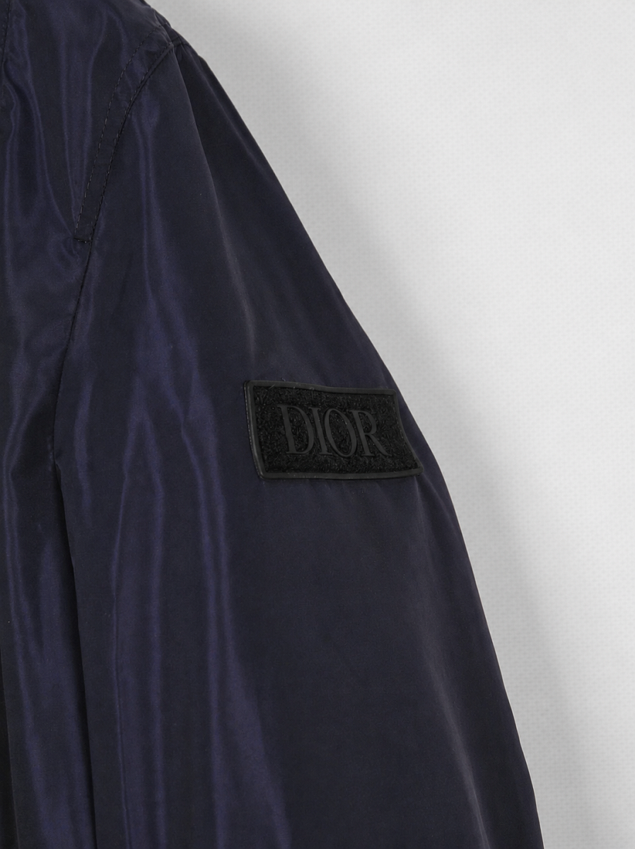 Мужская ветровка Dior с капюшоном темно‑синяя, водоотталкивающая — фирменный шеврон Dior на рукаве
