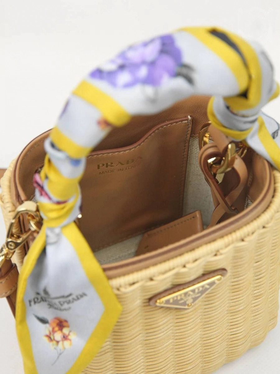 Женская сумка-тоут Prada Panier Mini из соломы и кожи — вид сверху