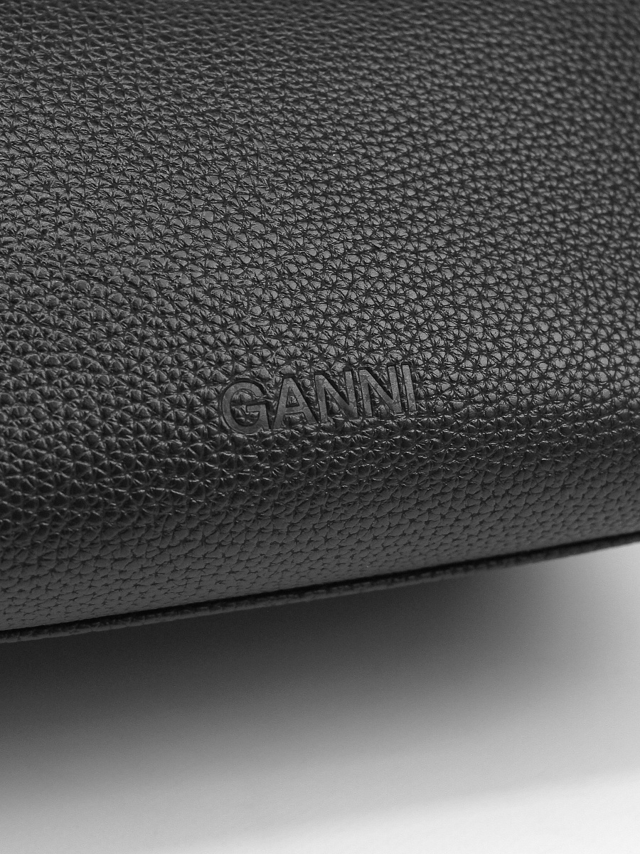Женская сумка Ganni Bou Bag черная — тиснение логотипа GANNI на коже
