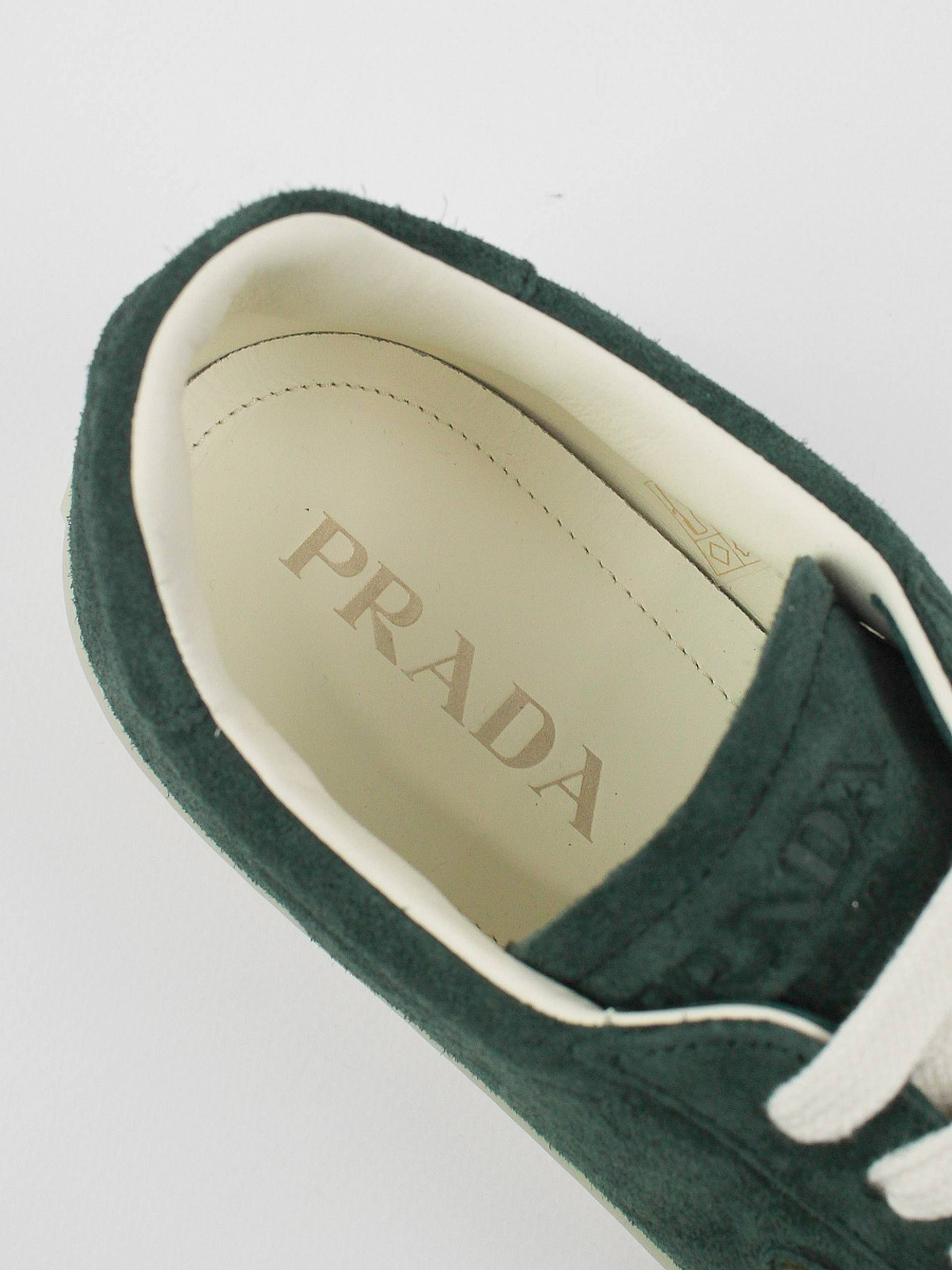 Мужские замшевые кеды Prada зеленые — стелька с логотипом Prada