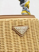 Женская сумка-тоут Prada Panier Mini из соломы и кожи — фирменный логотип
