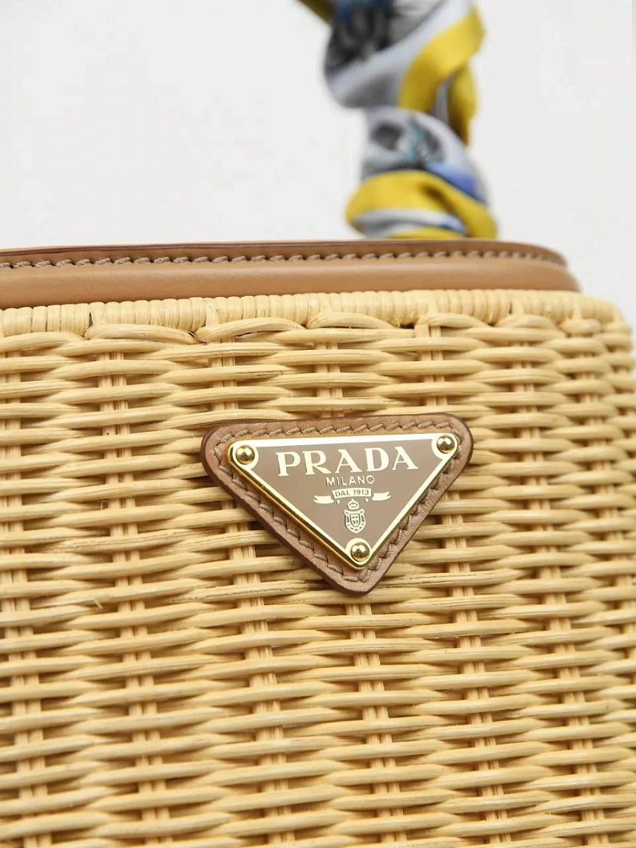 Женская сумка-тоут Prada Panier Mini из соломы и кожи — фирменный логотип